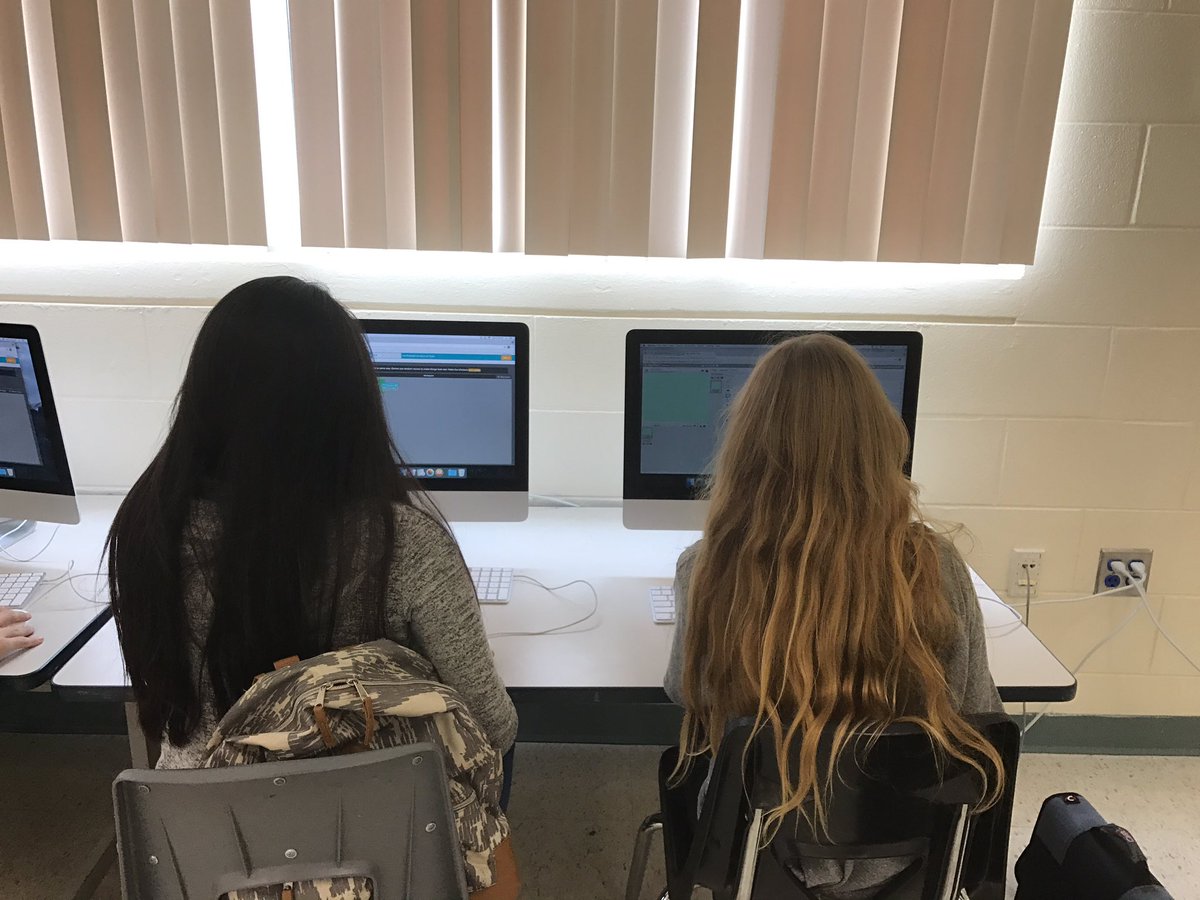 Schustory's tweet photo. Coding action in Club CREATE today! #learningonFLEEK https://t.co/ln4PwWjI79