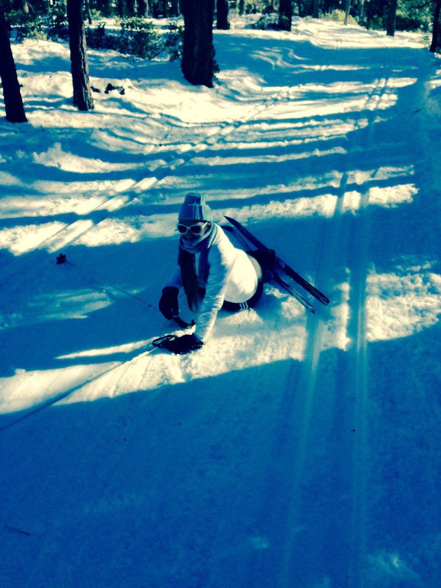 ARUNA_official's tweet photo. One of many wipeouts yesterday! 🙈❄️⛷ #skiingfail #goodtimes https://t.co/Mpgjz5muCF