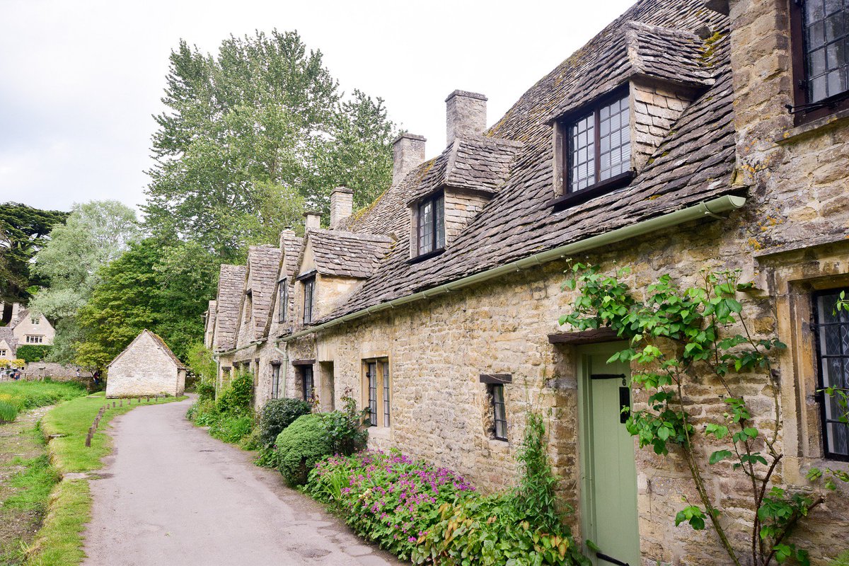 BackpackUK's tweet image. 1000 followers! Big thank you to everyone! Check out this quaint row of #Cotswolds cottages. #cotswold #backpacking #nomad #TravelTuesday