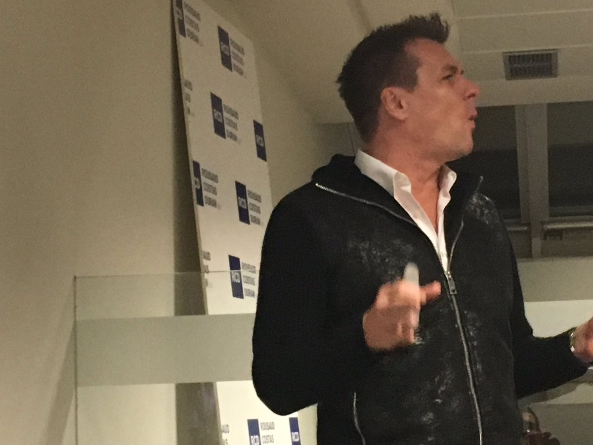 3 men make a tiger! <a href="/HeikoRauch/">Heiko Rauch</a> explains the team creation of Zanox at <a href="/foundingEs/">Founder Institute Es</a>. @RCDslp <a href="/ursrothmayr/">Urs Rothmayr</a>