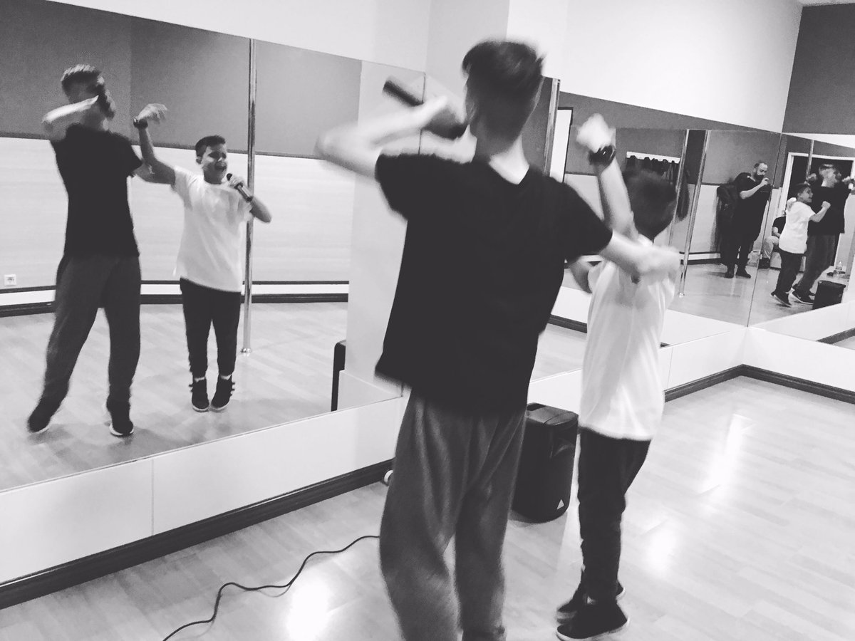 AdexeYNau's tweet photo. Así de #EnSerio nos tomamos cada #ensayo 😏 #adexeynau @adexeoficial @nauzetoficial https://t.co/ZO0Tna4OKU