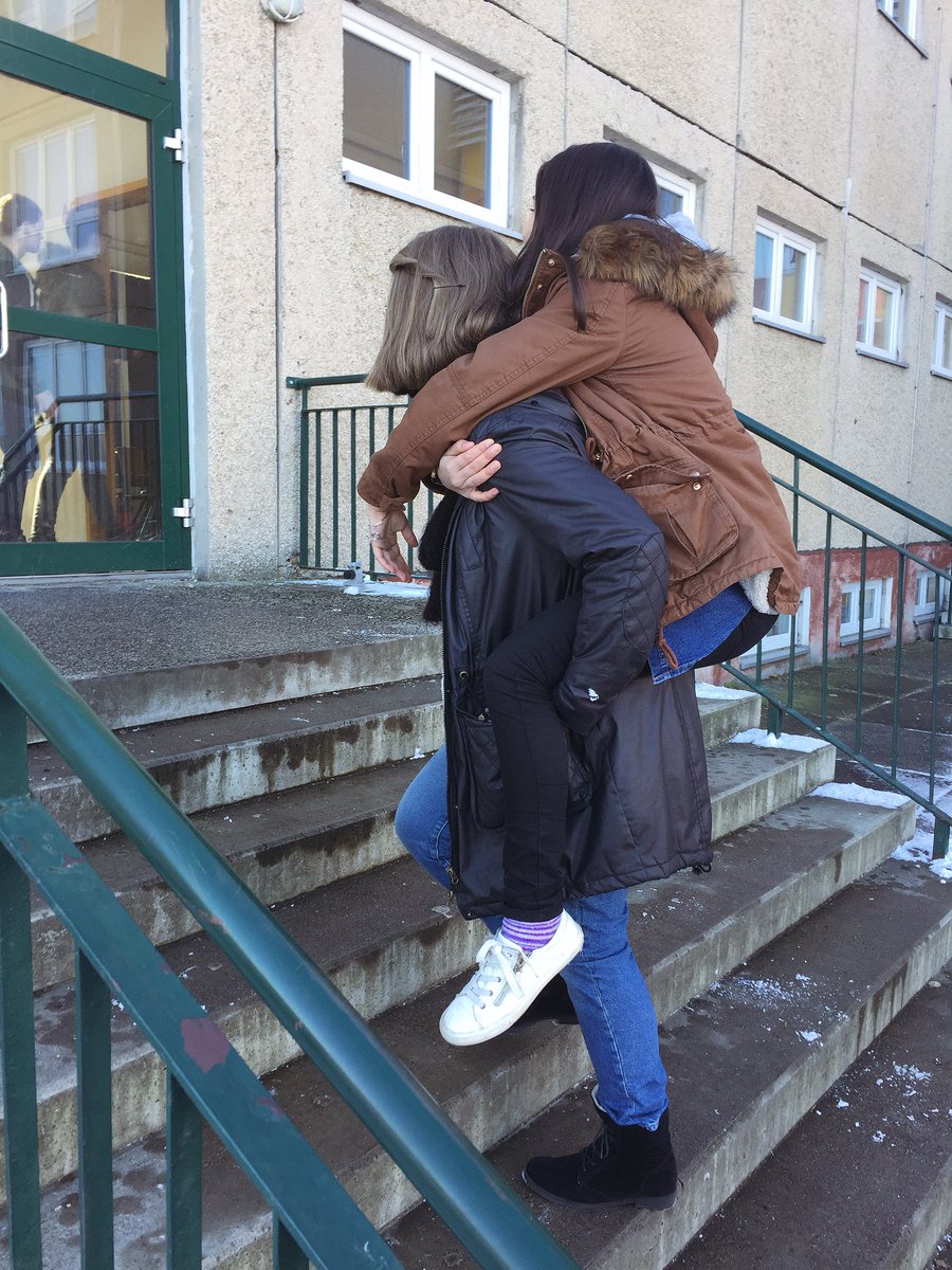 IsabelaBedoya12's tweet photo. Una foto muy ksual/A very casual pic
I looove when my friends lift me around!!😍 I'm small, so I can see everything better😃🤷🏽♀️😂 #mysock https://t.co/mKrIw0abV7
