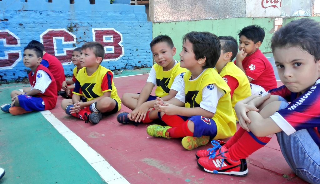CerroFutsalFIFA's tweet photo. ¡Iniciaron las prácticas!
Esta tarde volvieron la sub 5, 7, 9 y 11. 
Siguen abiertas las inscripciones 📝 #UnaPasiónQueCrece 👨👧⚽ https://t.co/HlZJio7ulS