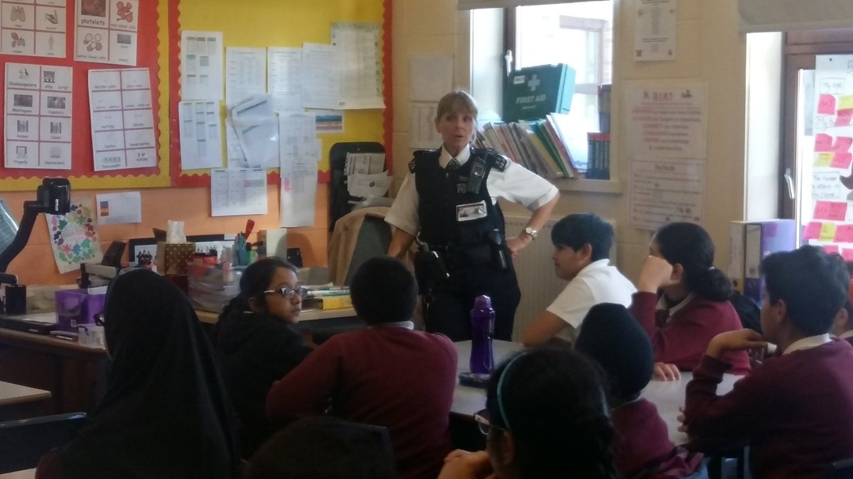 FeatherstonePr2's tweet photo. Learning about #BritishValues & the #ruleOfLaw Year 6 PSHCE police visit arranged by Ms Das #safety #pshce #Metpolice #livefromtheclassroom https://t.co/f4BKg3G9LA