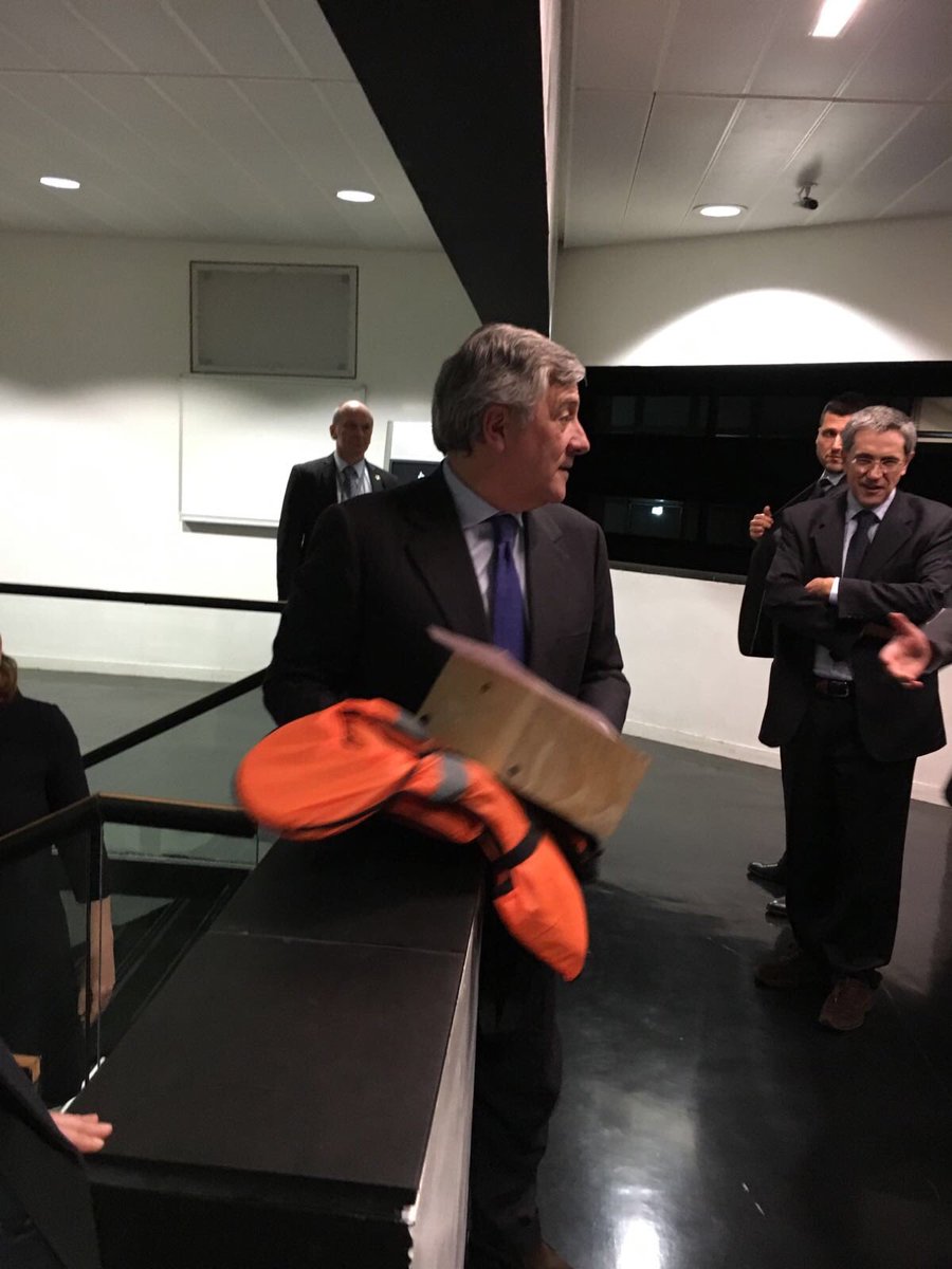 1er regalo a nuevo presidente Parlamento se lo ha hecho <a href="/campsoscar/">Oscar Camps</a> de <a href="/openarms_fund/">Open Arms</a> : un chaleco de una niña refugiada! No los olviden!!