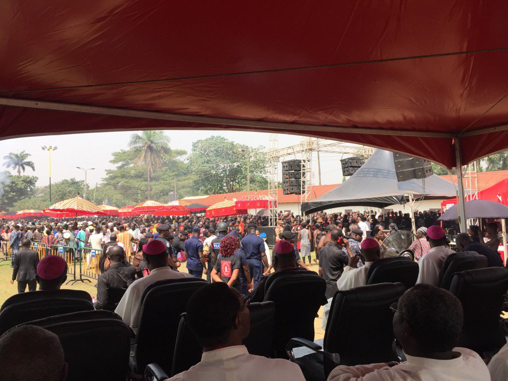 Hundreds of thousands, from far and near! Damirifa due ɔbaatanpa