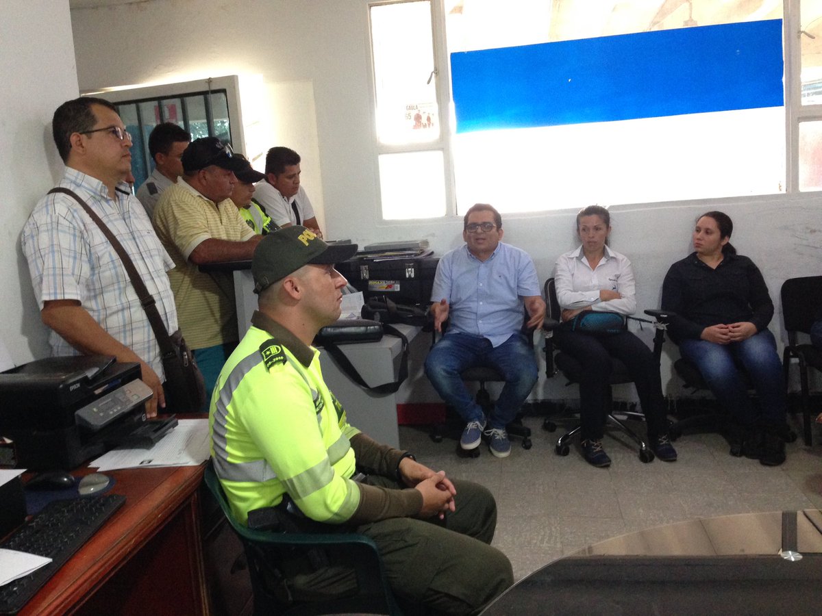 CeibaEice's tweet photo. Grte. @CeibaEice junto al comercio, veeduría,#PoliciaTransito, #SecTransito, @Iduryopal realizan visita de inspección #TerminalTransportes. https://t.co/tKCUJIjGWt
