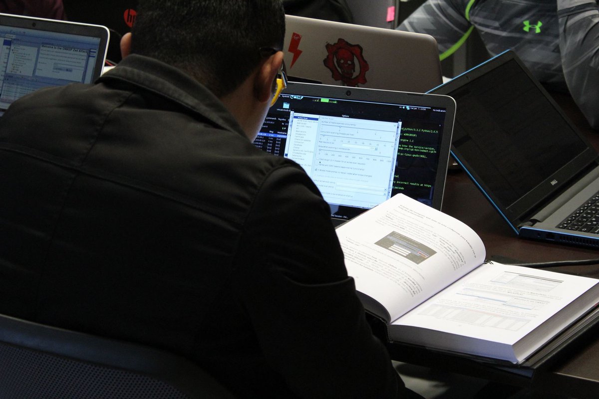 hacking_mexico's tweet image. #labibliadelhacking presente en nuestras clases de hacking ofensivo