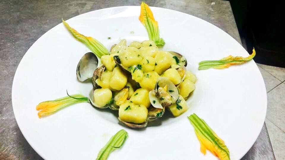 RistoBelPoggio's tweet photo. Gnochi di patate fatti in casa , con vongole e fiori zucca ....... 
Il #Pesce #freschissimo dal #mercoledì al #sabato https://t.co/xKu27X0nYA