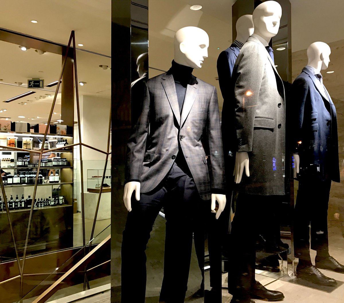 Encantados con nuestro escaparate en Serrano 52 man <a href="/elcorteingles/">El Corte Inglés</a> 

#BenchCorner #AW #collection