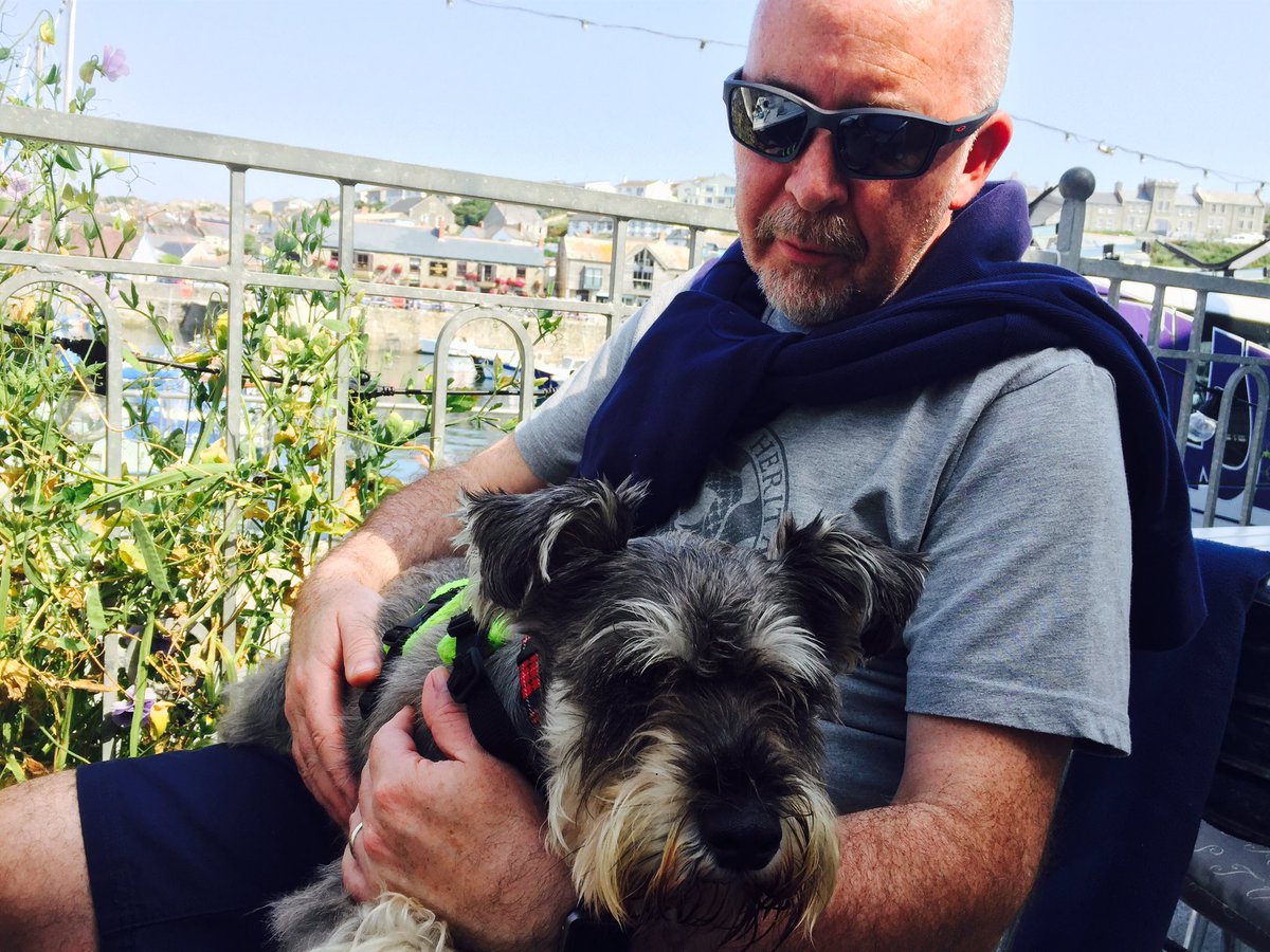 YTwlsynidris's tweet photo. Penblwydd hapus @geraintrowlands gei di ddathlu drw' fynd a fi am dro ynde @nerysgr @sioned_daf @sara_dafydd 😂😂🐾🐾🍾🎉🎂#21again https://t.co/gX8ZG3Pqum