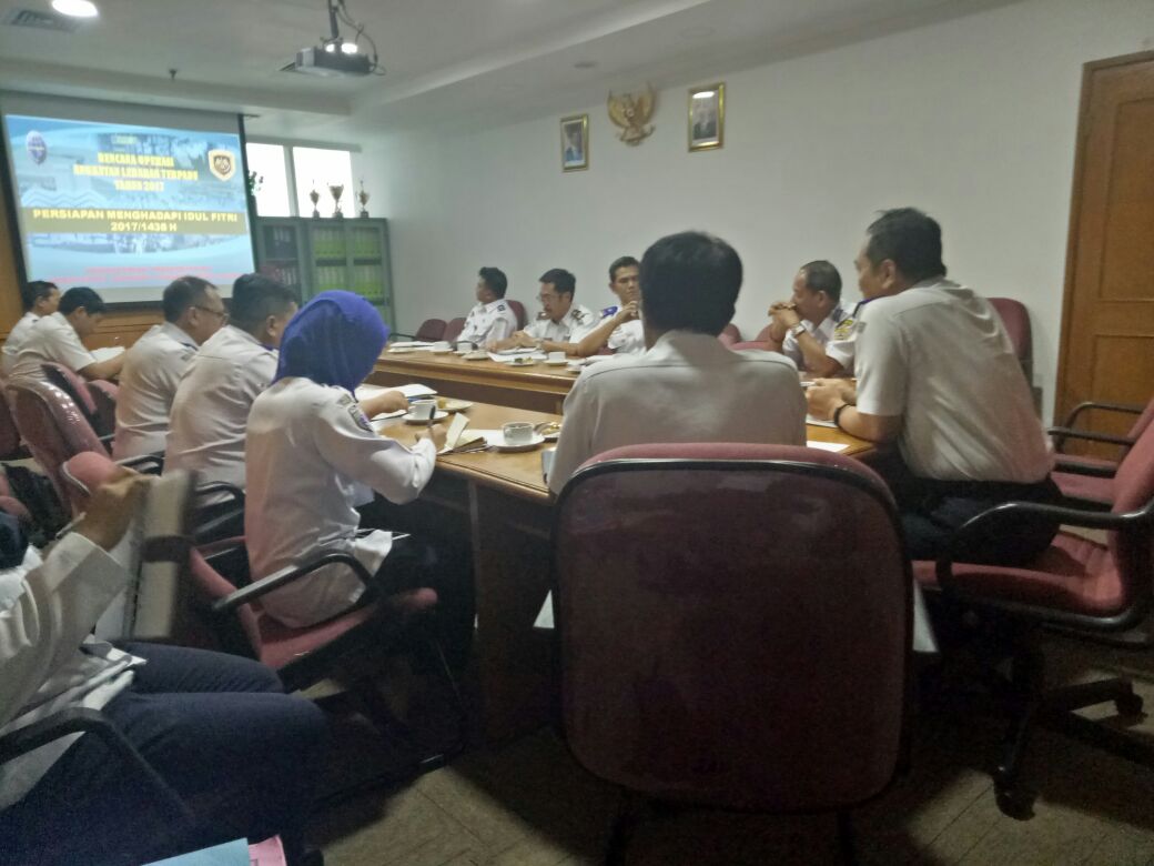 DitlantasPhbd's tweet photo. Rapat Pendahuluan Rencana Operasi Angkutan Lebaran Tahun 2017 di Ruang  Rapat Dit.Lalin Phb Darat dipimpin Bapak Dir.Lalin @yuniantopandu https://t.co/eC0W8DTqLF