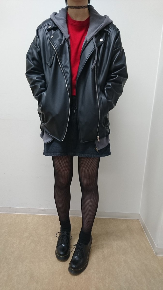 fuku2da's tweet photo. 【津田塾ファッション図鑑】
コーデ募集でご協力下さったのはこちらの方！今までご紹介してきたコーデとは一味違ったお洋服です！ロックバンドでギターを担当してそうな力強さと網タイツで魅せる女性らしさが良いですね😏 https://t.co/bLv1eLENpL
