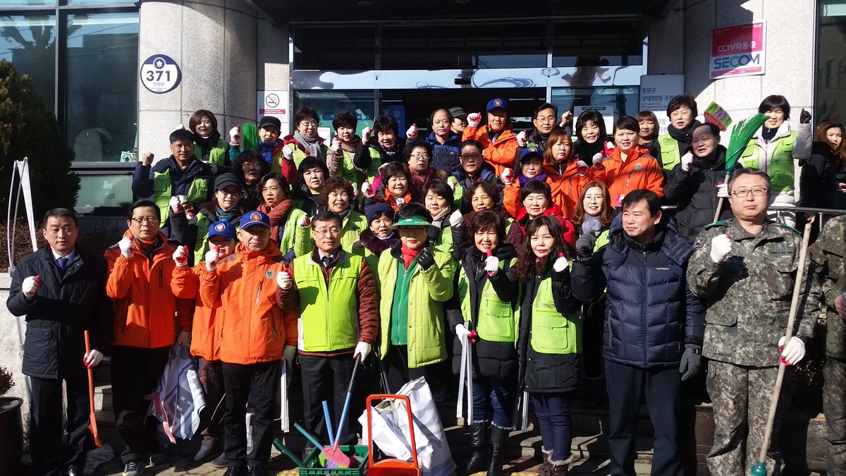 #성남시 #상대원2동

시민대청소를 실시했습니다~
추운날씨에도 불구하고
많은 단체원 및 시민들께서 참여해 주셨어요!
다들 고생하셨습니다!

#멋져요