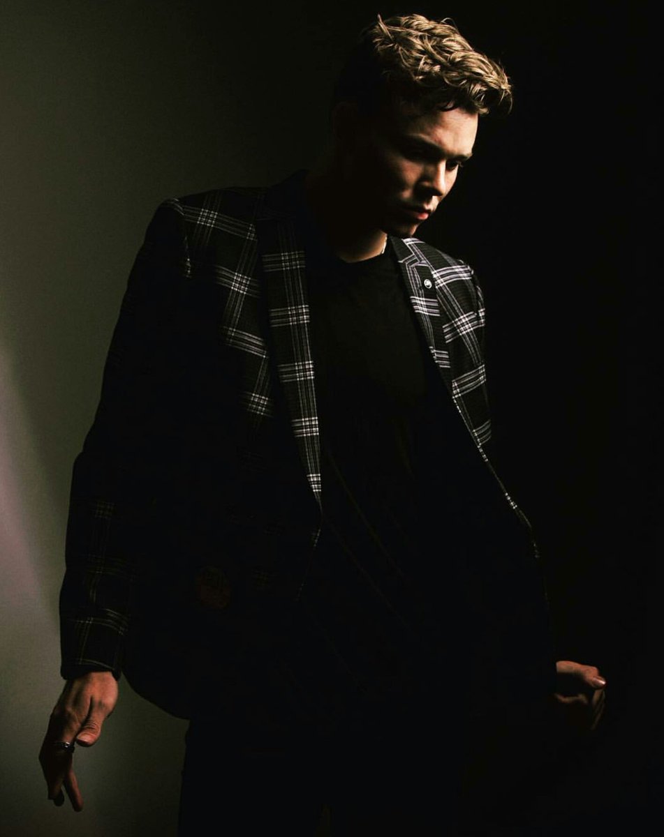 CelebMix5SOS's tweet photo. We're really loving all these new pictures of Ashton! https://t.co/nwaERbhDRi