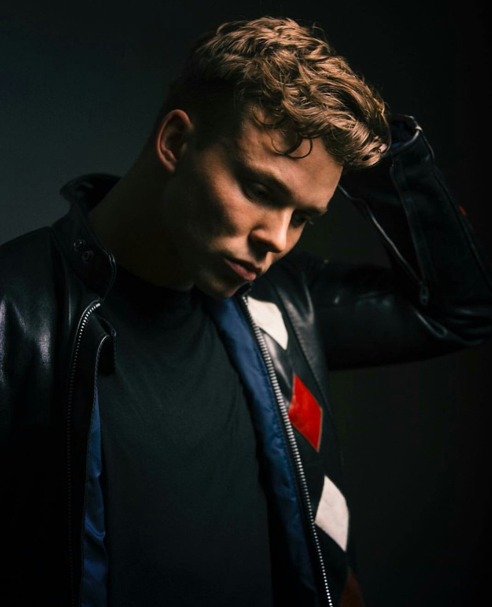 CelebMix5SOS's tweet photo. We're really loving all these new pictures of Ashton! https://t.co/nwaERbhDRi
