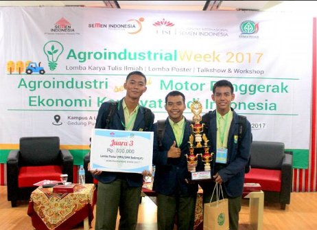 tip_uisi's tweet photo. nahh... ini dia 3rd winner kita untuk Lomba Poster AW17, dari SMKN 1 Cerme Gresik @smkn1ce ..selamat ya,,, ( ƅ°ਉ°)ƅ https://t.co/gdJP2dYmBl