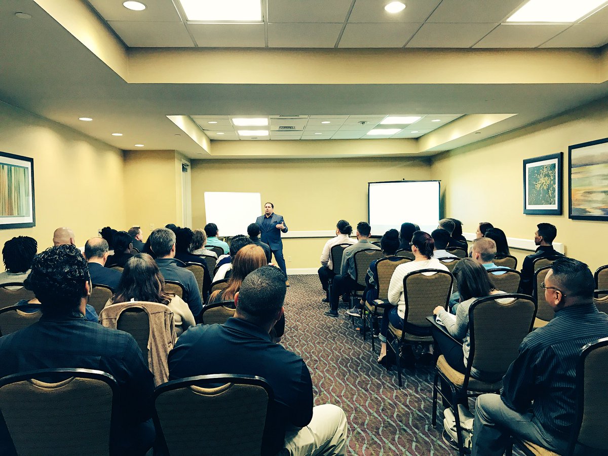 B2G200's tweet image. EDC @1kTA sowing the plan to a full room in Tampa. Standing room only!!! #gettingaroundmyupline #answerthecall