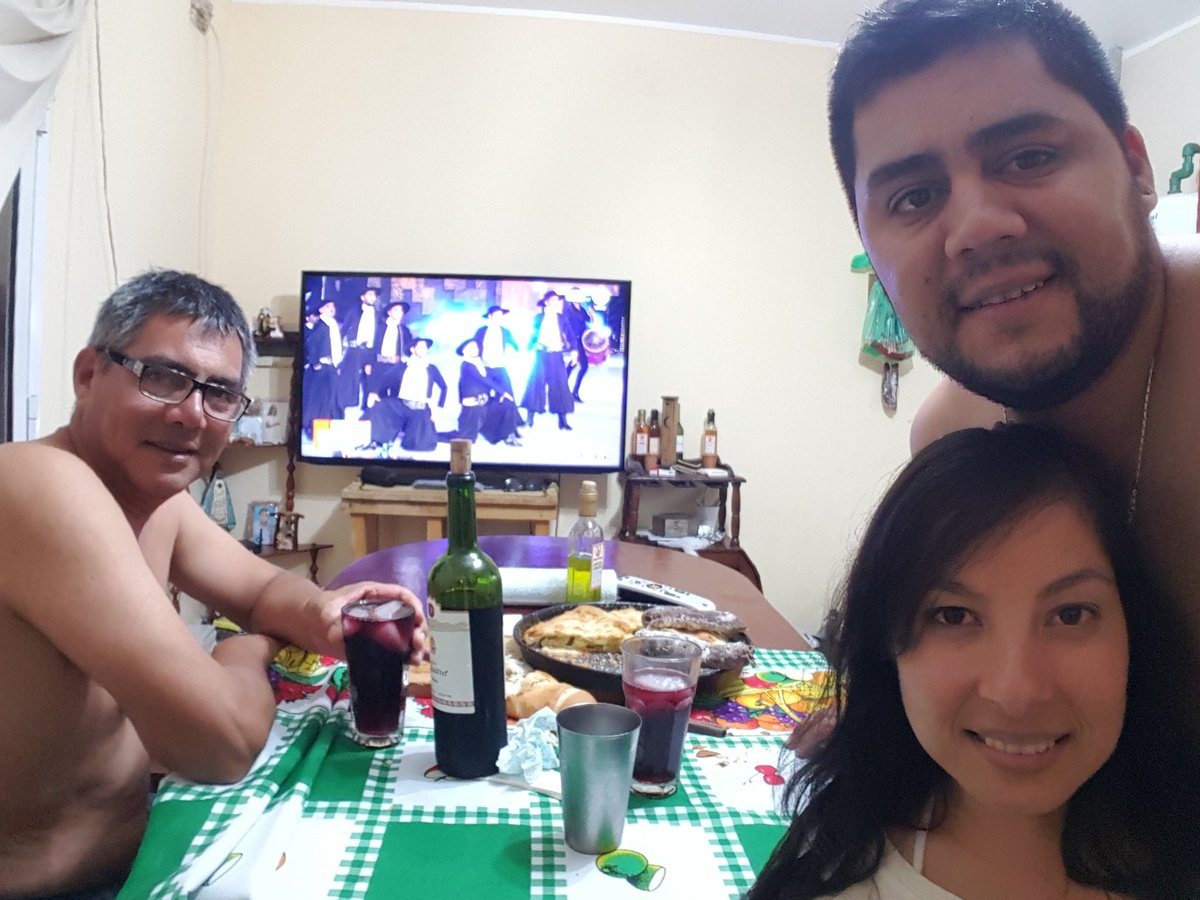 4CeleM1's tweet photo. Desde Catamarca con un vino Catamarqueño y la compañía de 2 Chaqueños #FestivalPais17 https://t.co/Qp34IyVlMK