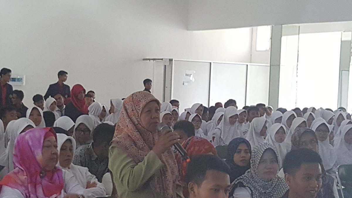 IKADAbogor's tweet photo. Sesi kedua tanya jawab oleh perwakilan guru-guru SMA https://t.co/IkmkhBQ8TN