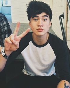 Wah selain Barnessa, hari ini Calum Hood juga berulang tahun loh Sobat Muda. Happy 21st Birthday Calum :D! 