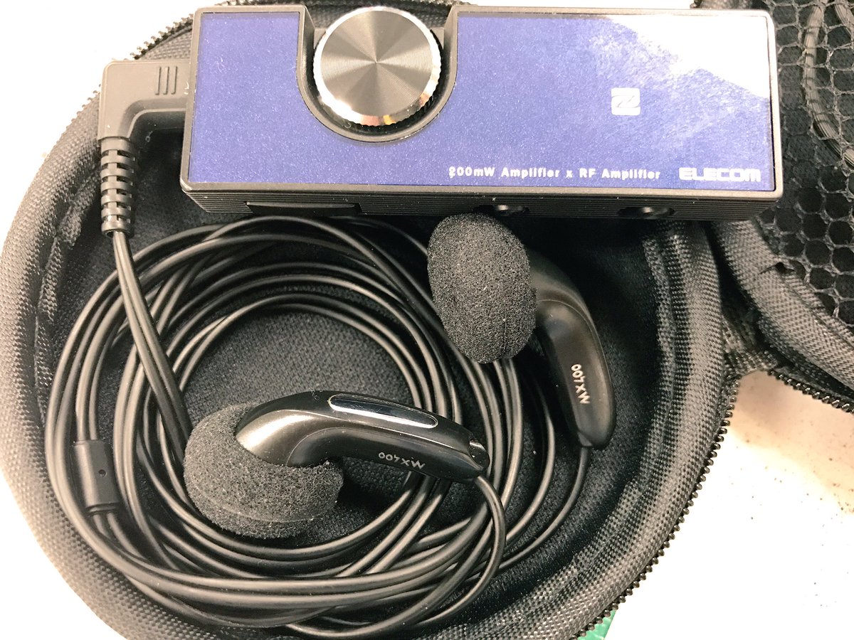tacchinn_00's tweet photo. ぼくのリファレンスモデルは ゼンハイザー #sennheiser の #MX400 。
なんの変哲もないインイヤーイヤホンですが、中々どうして。
低音寄りでもボーカルの定位がしっかりしていて、楽器の位置関係が分かる解像度も持ち合わせているので、ノンジャンルで音楽を愉しめる。絶版品 https://t.co/SgiGH3T650