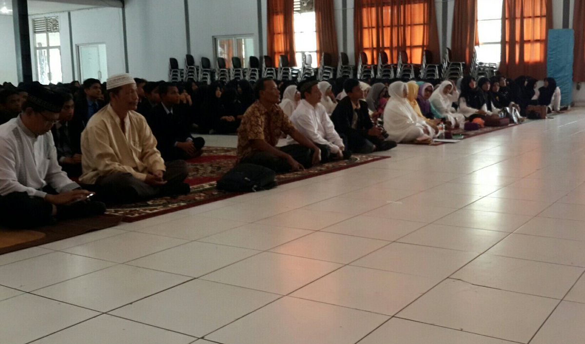 SMKN1_Bna's tweet photo. Peringatan Maulid Nabi Muhammad SAW 1438 H di SMKN 1 Banda Aceh, Rabu,(25/01/2017). #smkn1bna #smkbisa #smackone https://t.co/payClRh5YP