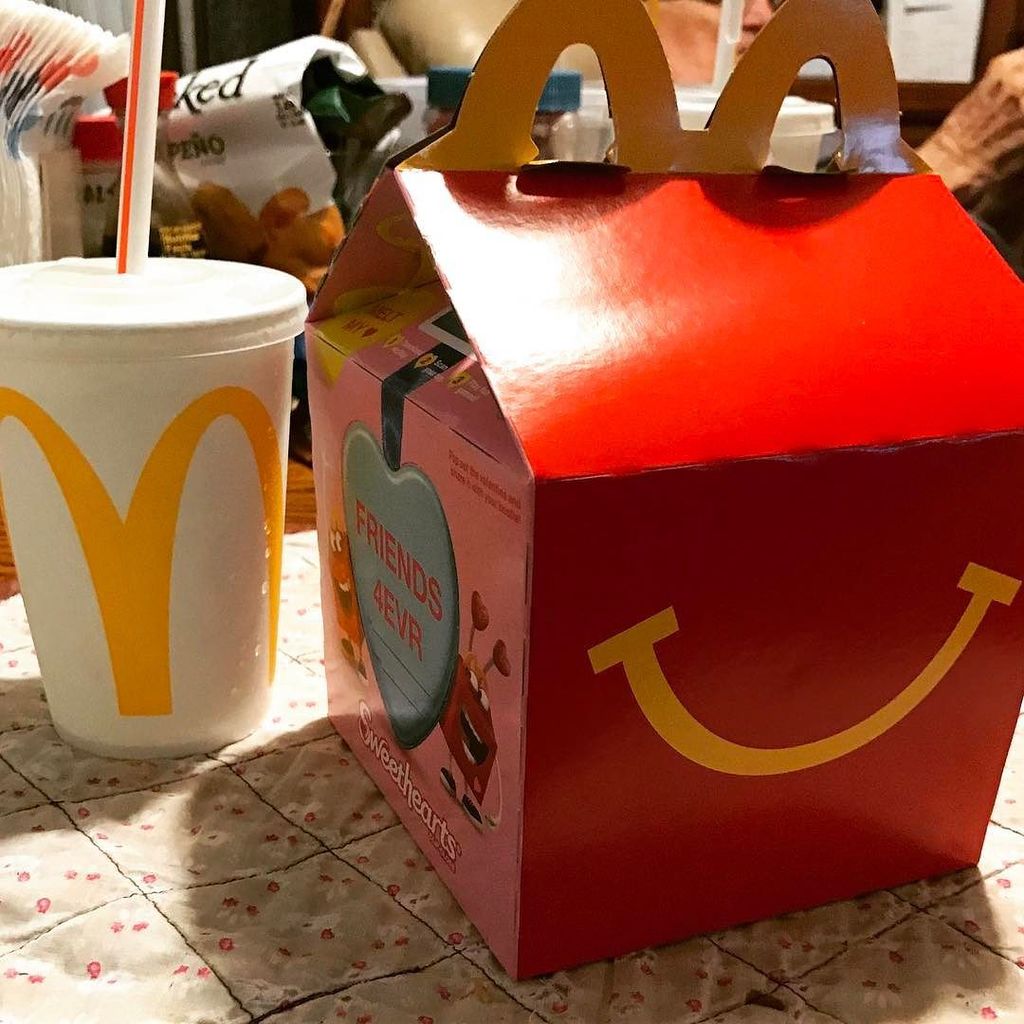 inBARBIESworld's tweet photo. A happy meal after a long day at work 🍔🍟
.
.
.
.
.
.
#happymeal #mcd #mcdonalds #smallmeal… https://t.co/78a7F3xvdT https://t.co/9tG8BeGltE