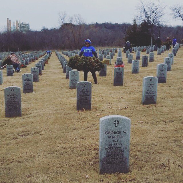 BetaBELLES's tweet image. Dallas sorors volunteering at the veterans cemetery wreath removal. #betabelles #militarysorority #veterans
