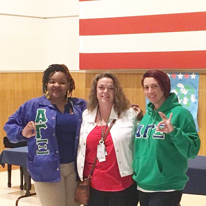 BetaBELLES's tweet image. Dallas sorors volunteering at the veterans cemetery wreath removal. #betabelles #militarysorority #veterans