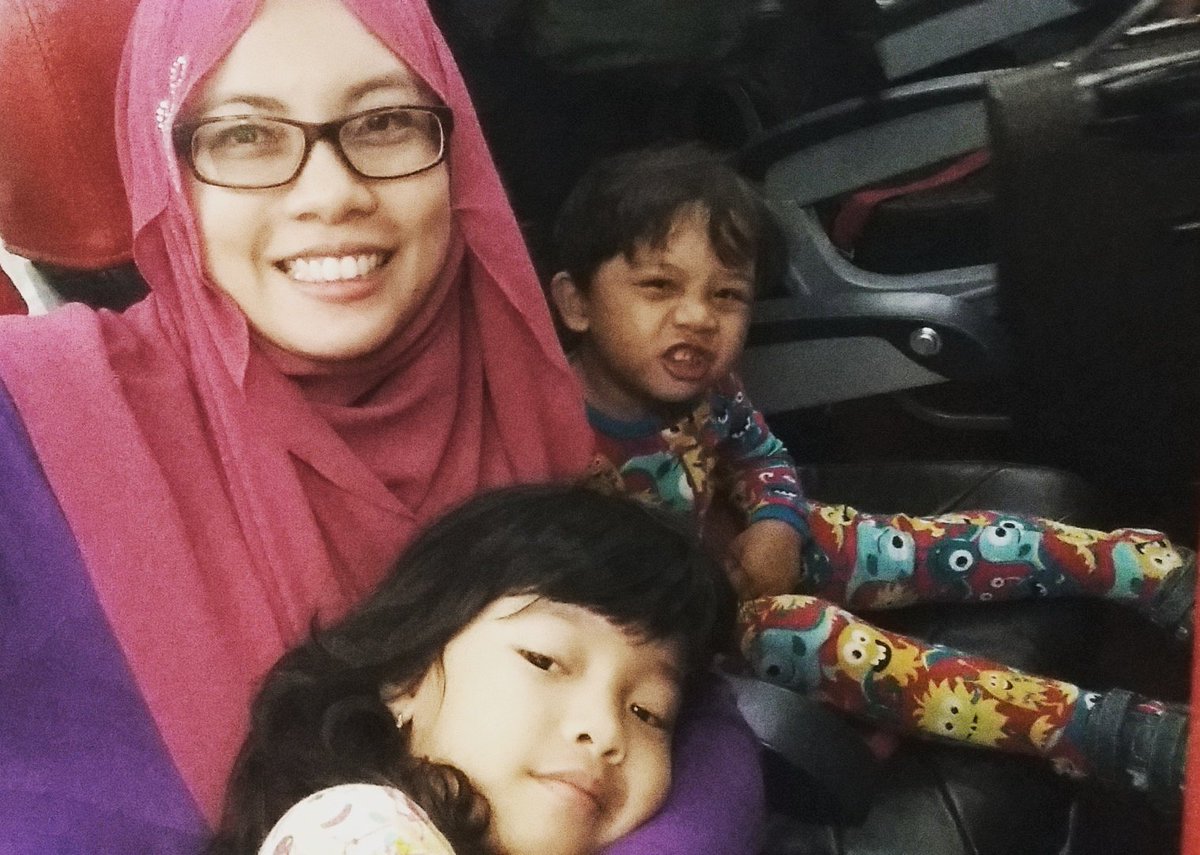 kay_alia's tweet photo. #TotsTravelTips
Dress kids in comfy wear.PJ's r good for night or very early morning ✈/trips.Keep a 🎒 of touch down clothes handy for later https://t.co/tsvb4jUkX8