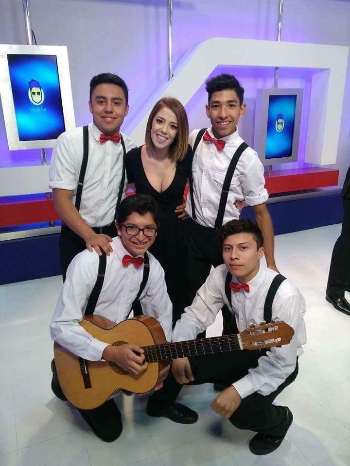 losfenixdelrock's tweet photo. Una foto con @ana_mireles de @MUNDOCHAVAGAGA  hermosa persona 👏👏 https://t.co/H6zntwEN2U