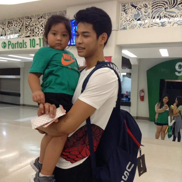 TeamArchers101's tweet photo. Imagine Ricci carrying your child while strolling at the mall. #Goals! 😍 https://t.co/xAmX4zFqYJ