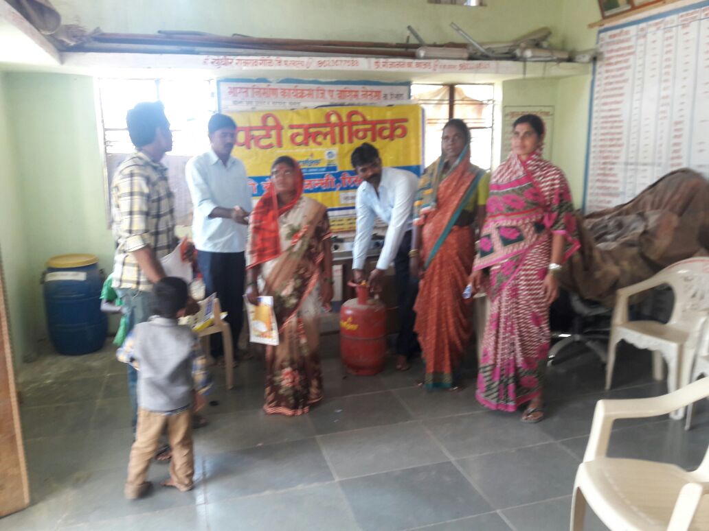 sumitbpcl's tweet photo. #Sefty clinic by Shree gas Agency, Risod at village Netansa# Saksham 2017 @ajaykumar4258 @vijaytilak1 @Sureshnair_BPCL https://t.co/bTE4dDUma9