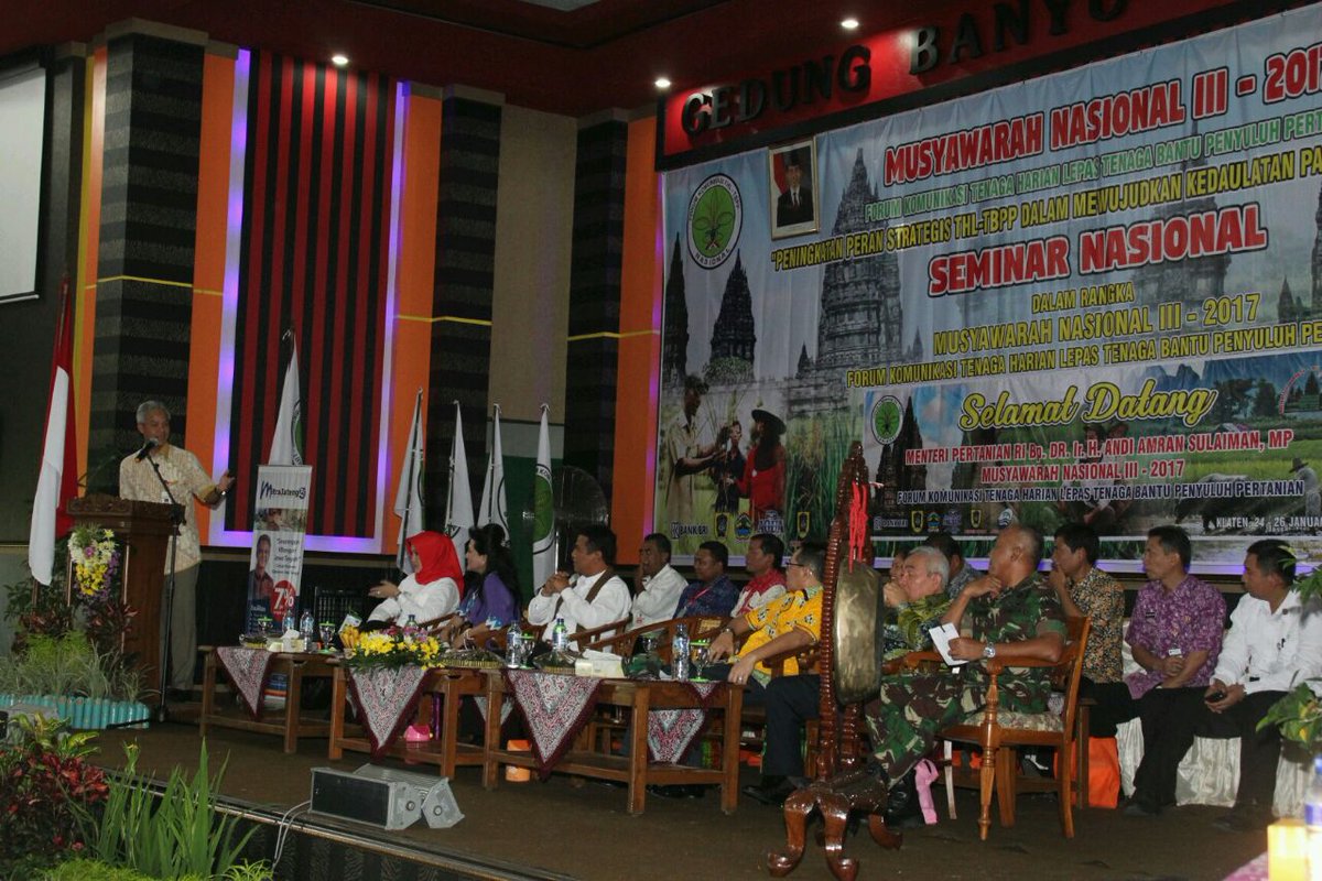 Gub <a href="/ganjarpranowo/">Ganjar Pranowo</a> dampingi Mentan hadiri Munas lll 2017 Forum Komunikasi Tenaga Harian Lepas,Tenaga Bantu Penyuluh Pertanian di ds. Ponggok