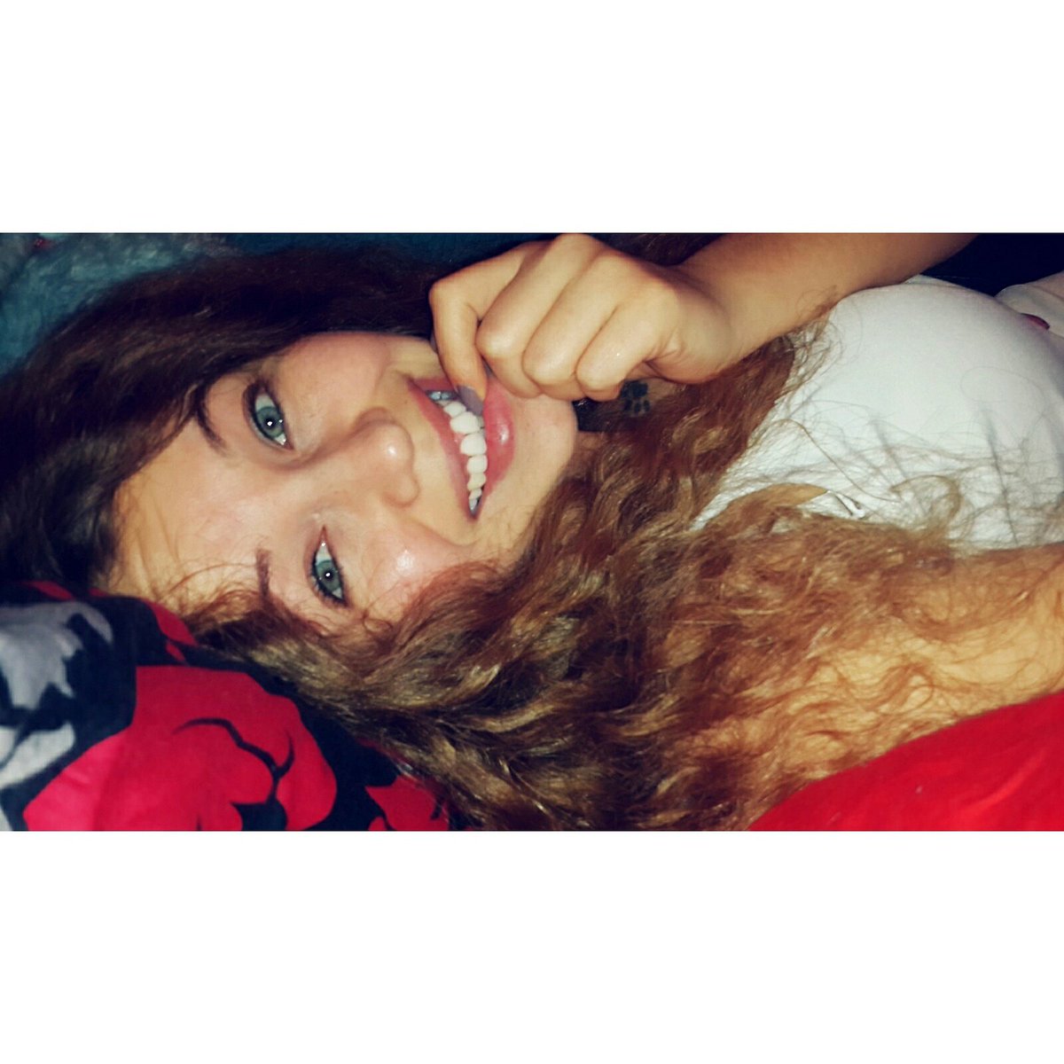 Ve bazen de..
Tek bir kelime bile yeter,bilmen için ne kadar sevildiğini..❤ #günaydin