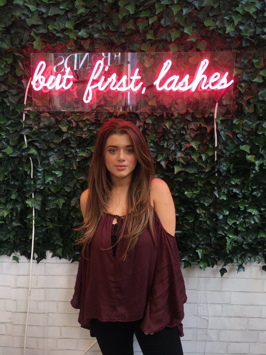 BrieIIeBarbusca's tweet photo. #ButFirstLashes https://t.co/D8aseE03j1