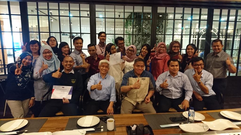 JNE_ID's tweet photo. Sebelum ditutup dengan makan siang, tim dari Bp. Alfred Octone dan tim dari @kangisbot foto barsama dengan manajemen JNE, selamat yaa!! https://t.co/IStAst9Ioz