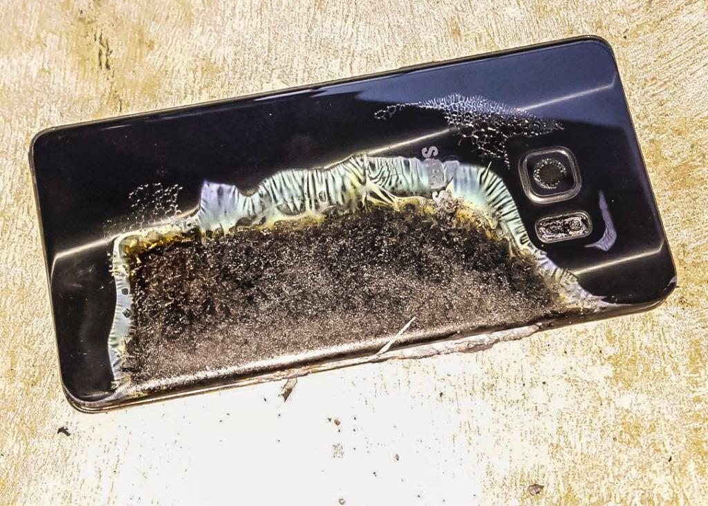 CNET's tweet image. .@verizon is said to have &apos;thousands&apos; of #Note7s still in use cnet.co/2juPuCw