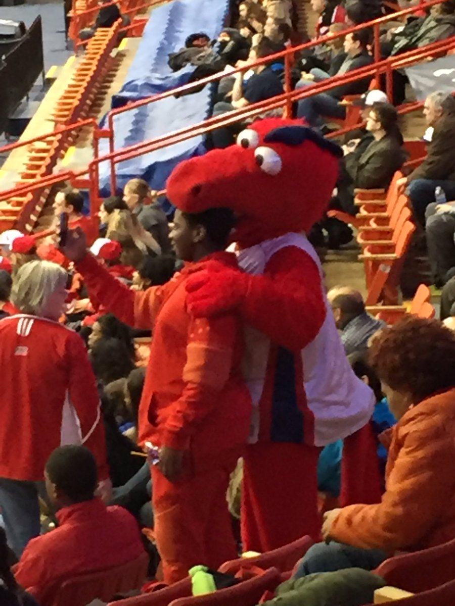 _slurpy's tweet photo. Sparky enjoying some of the delicious fans here at the #UICvsMIL game. Flames on top. 55-42. #UICFlames https://t.co/JydJId5GwX