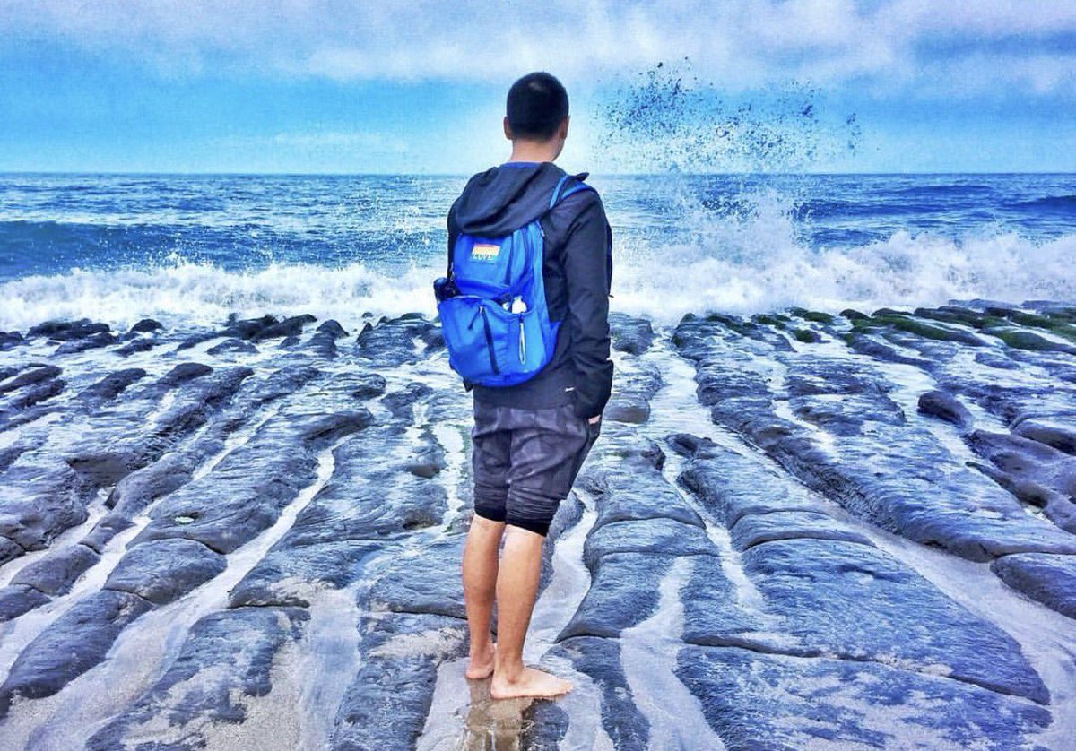 KielColonCancer's tweet photo. #TooBlueTuesday Photo of the Week -taking in the dramatic scenery off the coast of #Taipei.
πΈ Sam Tang https://t.co/dD6swRS5ex