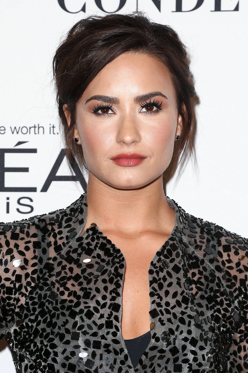 portallovato's tweet photo. "Eu sou amiga da Sia, eu amo ela, acho que ela é extremamente talentosa." - Demi Lovato #Lovatics #BestFanArmy #iHeartAwards https://t.co/FQMKdSoQrG