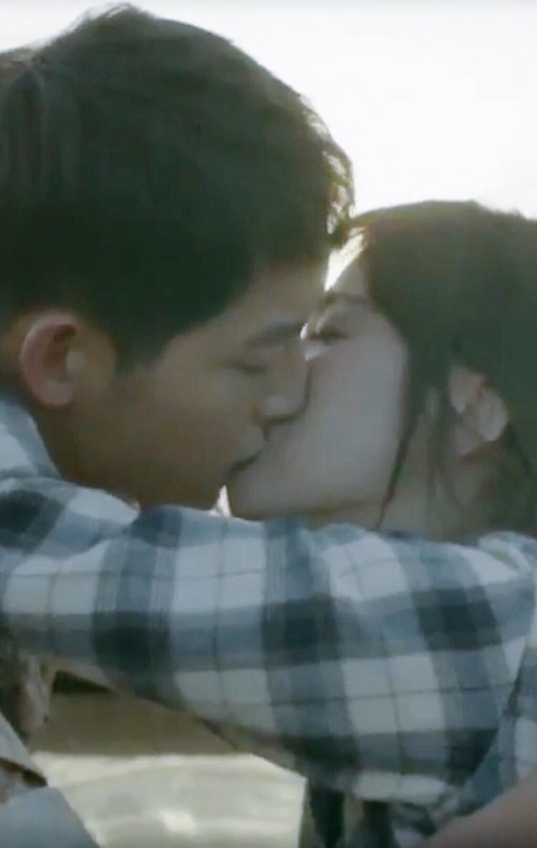 gloriamced88's tweet photo. 😹Best Kiss in Drama 😽😻 #SongHyeKyo #songjoongki #DescendantsOfTheSun Ctto:#HanCinema https://t.co/ksbf7VgWy2