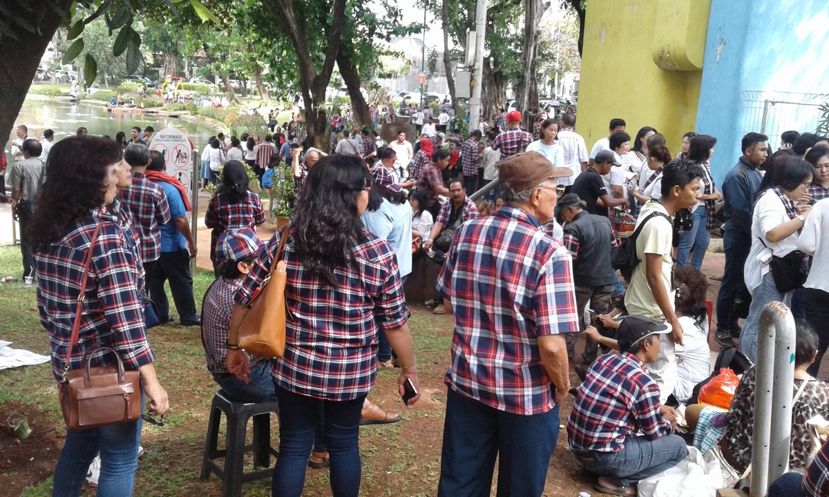 jokowibekerjaID's tweet photo. #KamiAhok #TetapAhok #AhokMakinDicinta 18Jan2017 Dashyat Ketika Taman Lembang Jadi Area Wisata Lautan Kotak2 #DatangSendiri #BiayaSendiri https://t.co/at7TLukpbS