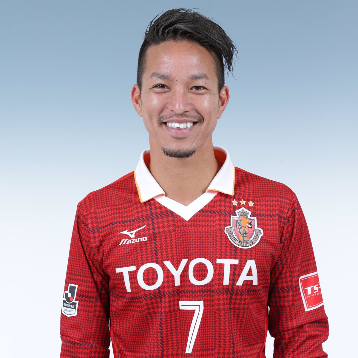 名古屋グランパス Nagoya Grampus 17シーズン 新ユニフォーム 現在の予約top3は 1位 玉田圭司選手 28 2位 佐藤寿人選手 11 3位 田口泰士選手 7 1 24 火 迄にご予約いただくと2 26 日 の開幕戦迄にお届けします T Co Spydxtotbf