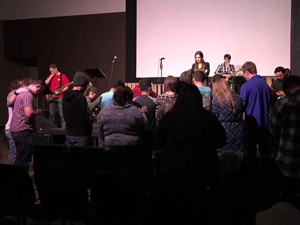 RussellRgregory's tweet photo. Love seeing our young adults praying together at United.  #realphl @firsteuless @1stU_DFW https://t.co/eZ8XBx7fEY