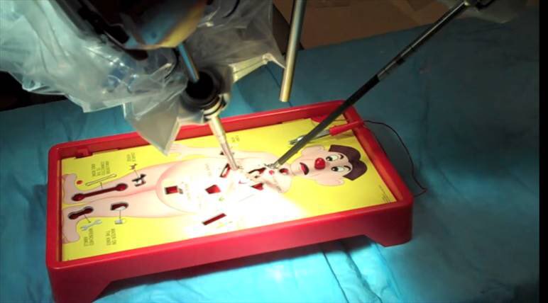 #DaVinci Surgical System showing us how to really play #operation tinyurl.com/zfbxrze
