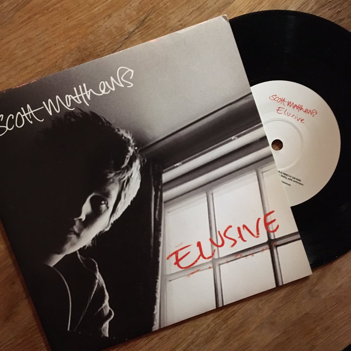 scottmatthewsuk's tweet photo. Just dug out this little rarity from 2006!!! The B-side is 'The Wasp and the Jar'. #scottmatthews #elusive #7inch #vinyl #passingstranger https://t.co/2a7HFcRQ0I