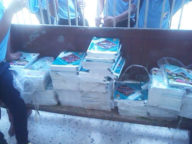 ReyberJCastillo's tweet photo. Estudiamos y luchamos<3 Entrega Coleccion Bicentenario
#ObeCeciliaMujica 
@OBEYaracuy @GeneGRodriguez @JULIOLEONYARA  @NicolasMaduro https://t.co/CfFZ6iE4Qb