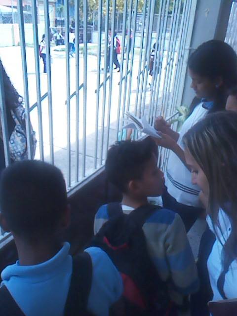 ReyberJCastillo's tweet photo. Estudiamos y luchamos<3 Entrega Coleccion Bicentenario
#ObeCeciliaMujica 
@OBEYaracuy @GeneGRodriguez @JULIOLEONYARA  @NicolasMaduro https://t.co/CfFZ6iE4Qb